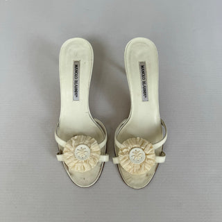 Manolo Blahnik: Vintage White Flower Kitten Heels