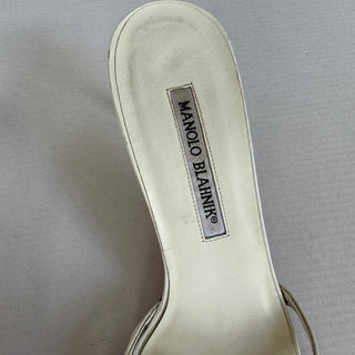 Manolo Blahnik: Vintage White Flower Kitten Heels